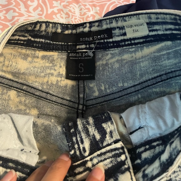 Sneak peek high waisted shorts - Picture 2 of 3